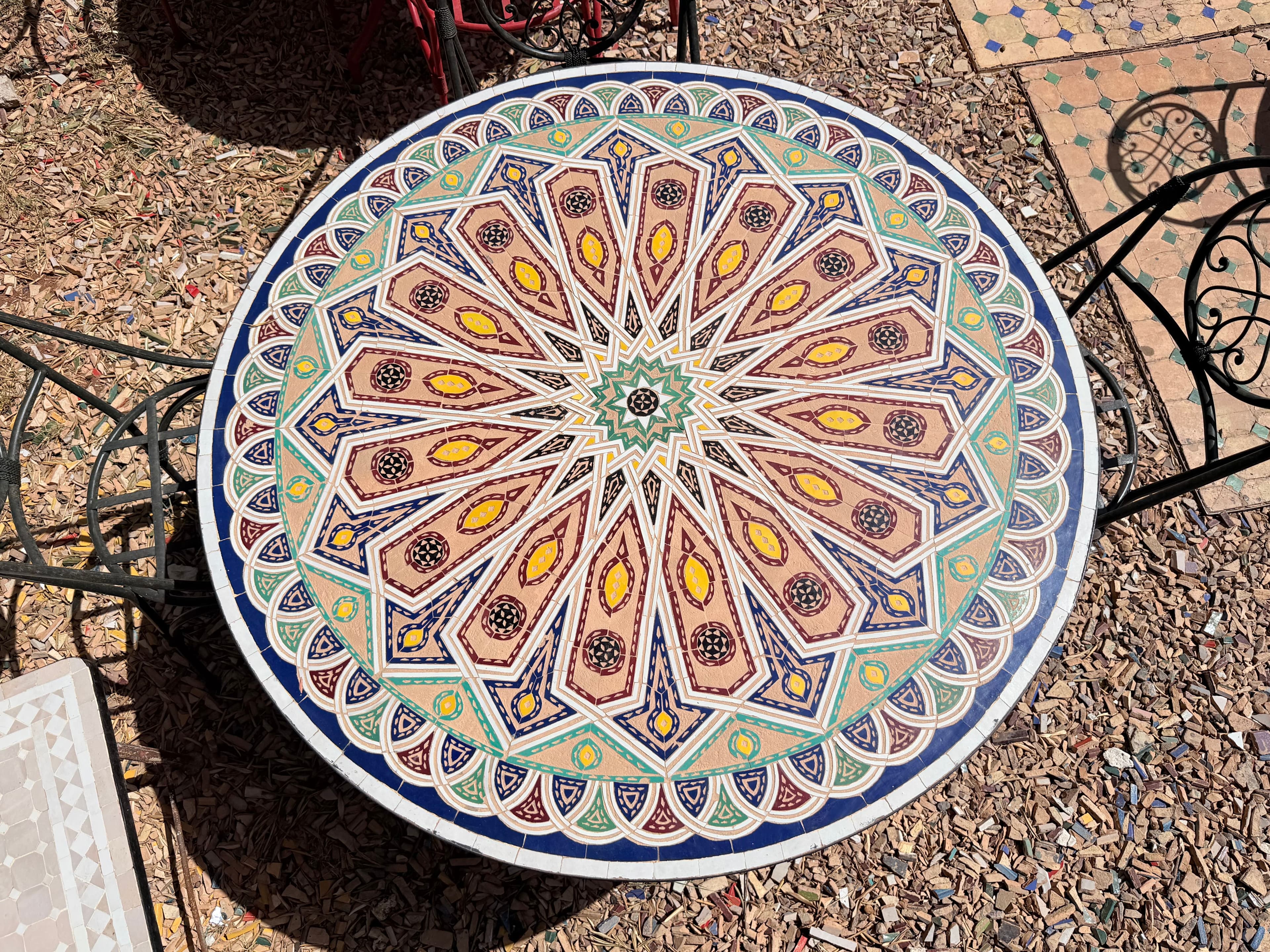 Table ronde en zellige beldi marocain