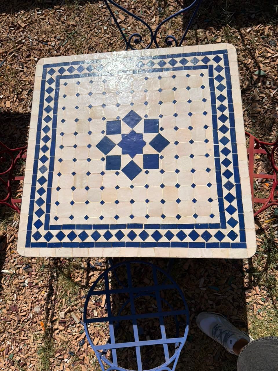 Table Carrée en Zellige Cobalt et Beige - Motif Étoile avec 4 Chaises